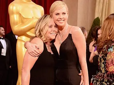 Charlize Theron relembra trauma de ver a mãe matar o pai em legítima defesa: 'Ainda é difícil'