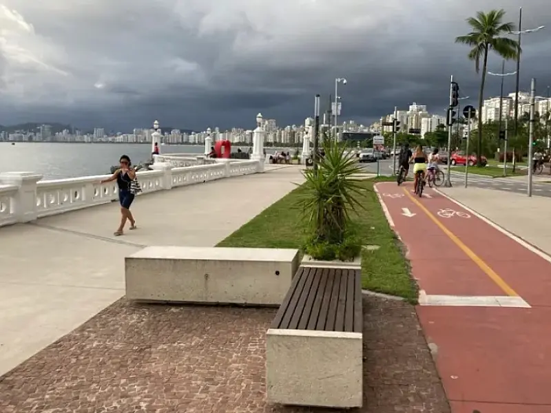 Homem rouba farmácia, corre em direção à praia e foge a nado, Rouvna Ponta da Praia em Santos