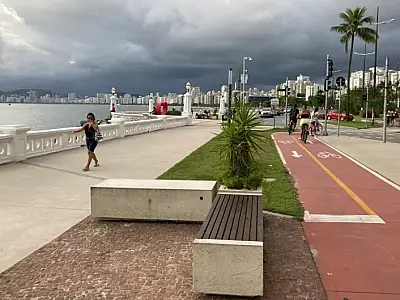 Homem rouba farmácia, corre em direção à praia e foge a nado, Rouvna Ponta da Praia em Santos