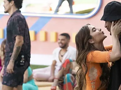 Jade dá selinho em P.A. em reencontro na casa do BBB
