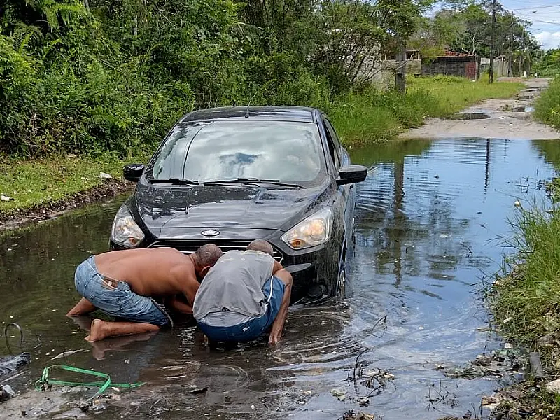 Buraco na Rua D, em Mongaguá, é tão grande que deixa até carro atolado; veja o vídeo