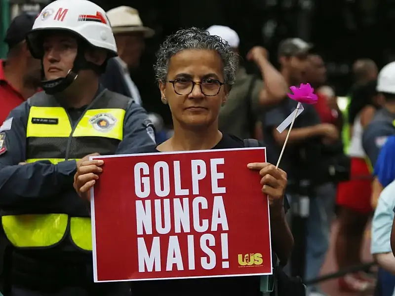 Ato em SP pede punição a todos os envolvidos nos ataques de 8/1
