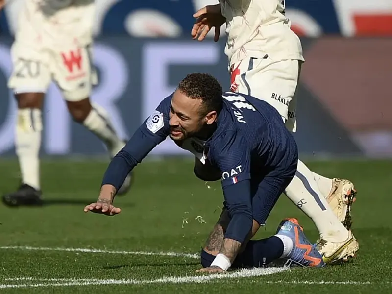 Lesão no tornozelo adia resposta sobre futuro de Neymar na seleção brasileira