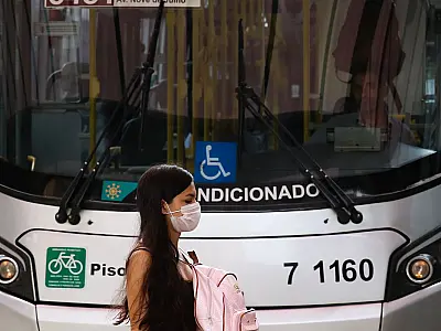 Fiocruz considera prematura retirada de máscaras e passaporte