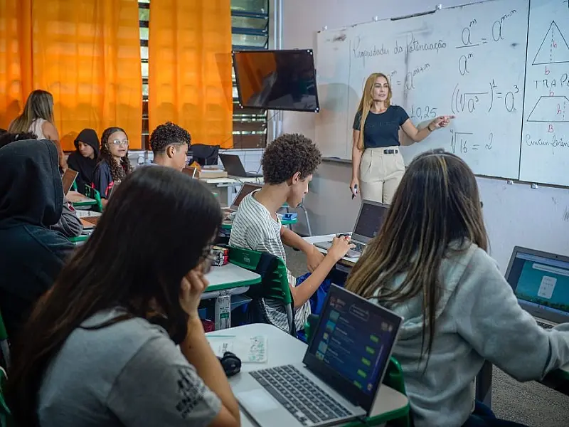 Internet em escolas estaduais de São Paulo salta de 76% para 98,5% em seis anos