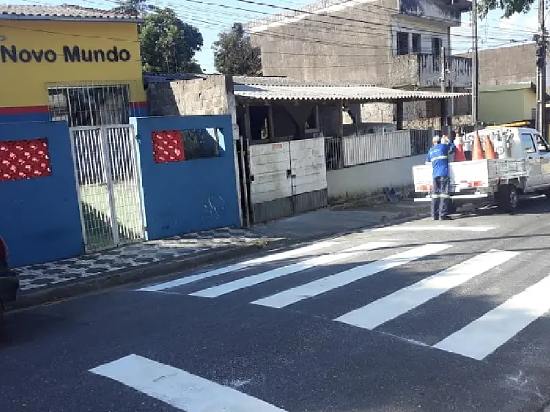 Faixas de pedestre em ruas de escolas municipais recebem reforço na pintura