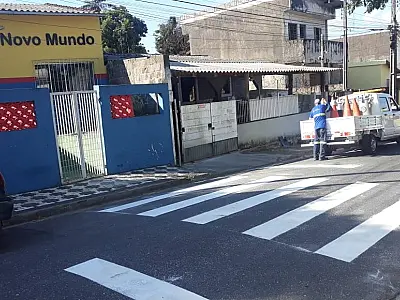 Faixas de pedestre em ruas de escolas municipais recebem reforço na pintura