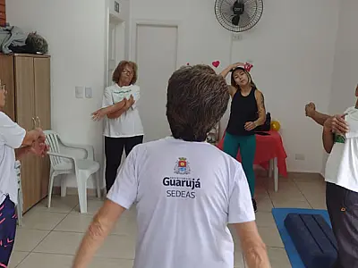 Guarujá oferta oficinas de canto, inclusão digital e teatro para terceira idade