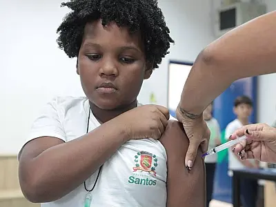 Santos ultrapassa 1,9 mil estudantes vacinados em campanha nas escolas municipais