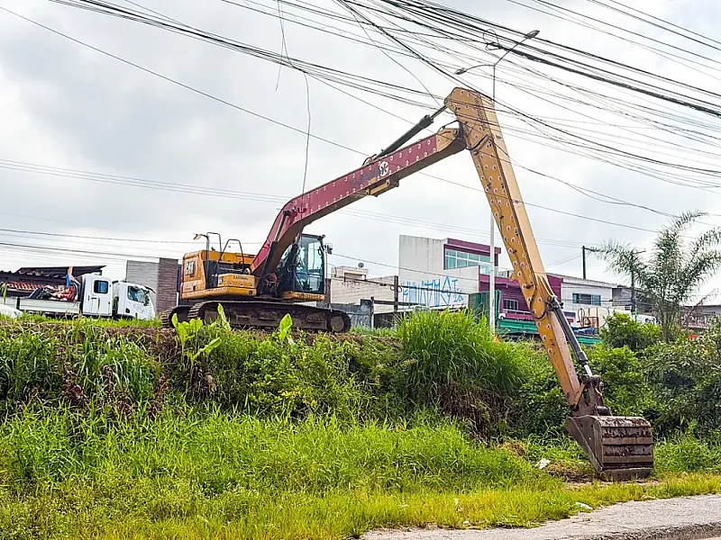São Vicente realiza limpeza do canal no bairro Jardim Irmã Dolores