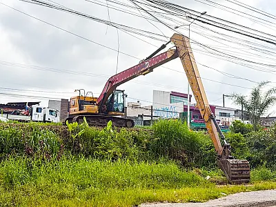 São Vicente realiza limpeza do canal no bairro Jardim Irmã Dolores