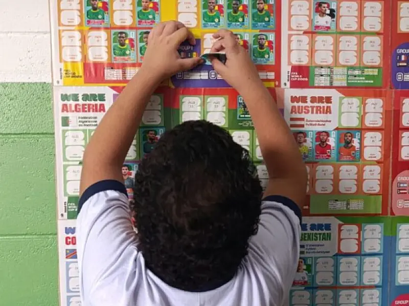 Escola de Cubatão promove álbum coletivo da Copa do Mundo entre alunos