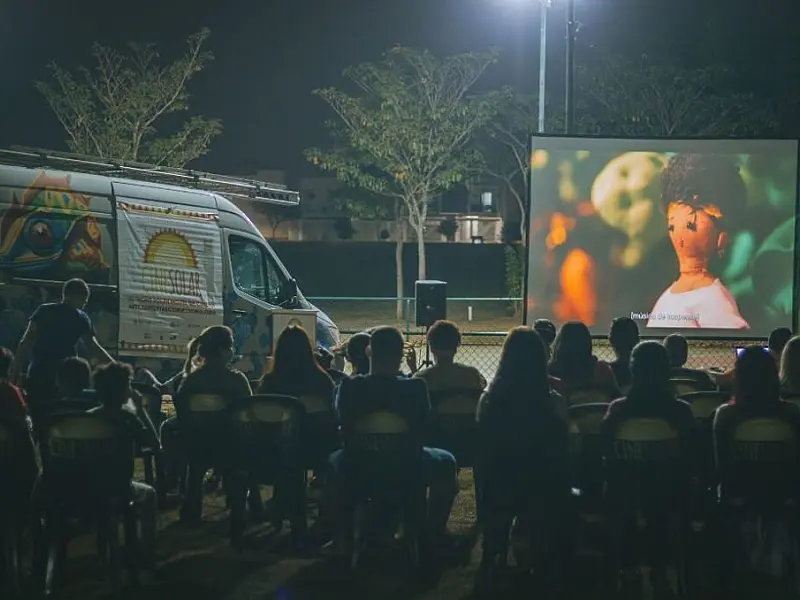 Cinema itinerante movido a energia solar chega em Cubatão com sessões e pipoca de graça