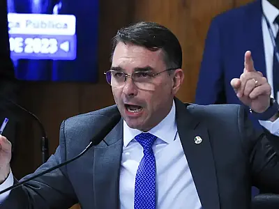 Em dia de operação contra Jair Bolsonaro, Flávio desembarca na Europa