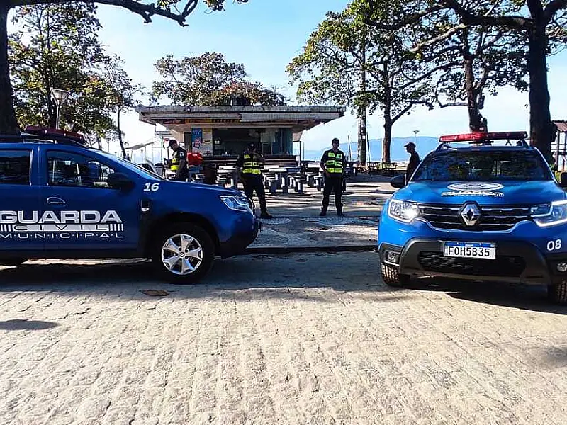 Guarda Municipal de Santos detém acusados de uso de drogas na praia