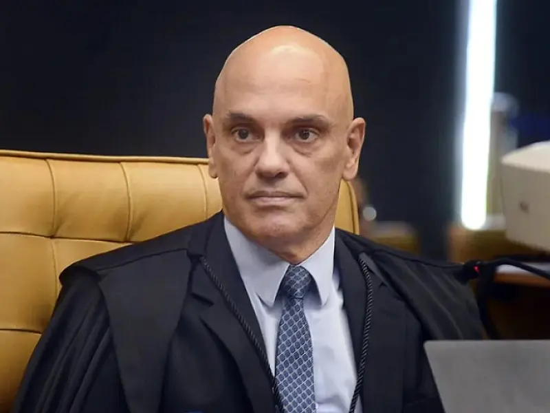 Reunião de Moraes com deputados tem lição de moral e menção à pecha de comunista