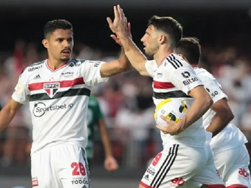 Com pênalti polêmico e alterações decisivas, São Paulo vence Cuiabá no Morumbi