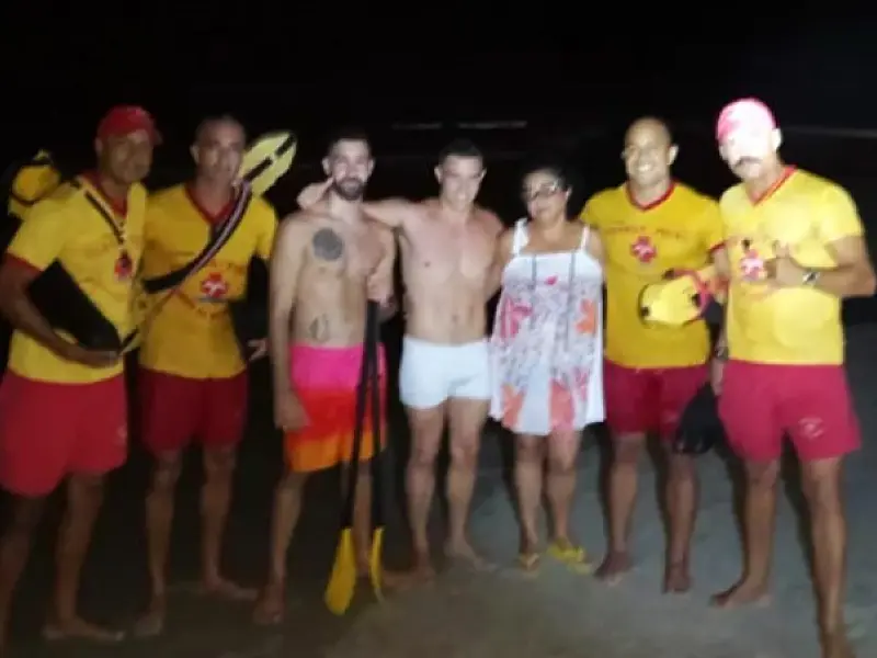 Bombeiros resgatam turistas que estavam na Ilha dos Arvoredos