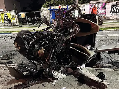 Carro fica completamente destruído após acidente em via do Guarujá
