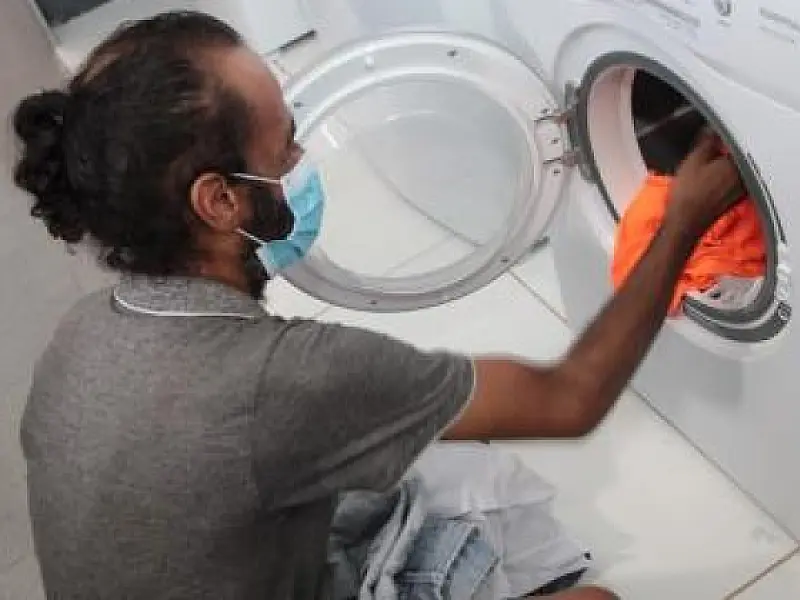 Lavanderia comunitária em Santos promove bem-estar e dignidade para pessoas em situação de rua