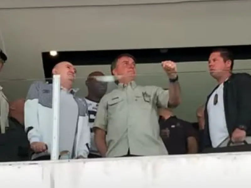 Santos não esclarece se Bolsonaro cumpriu protocolo da Covid-19 para ir à Vila