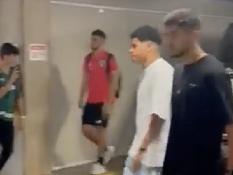Jogador da base do Palmeiras com celular não falou nada para Calleri