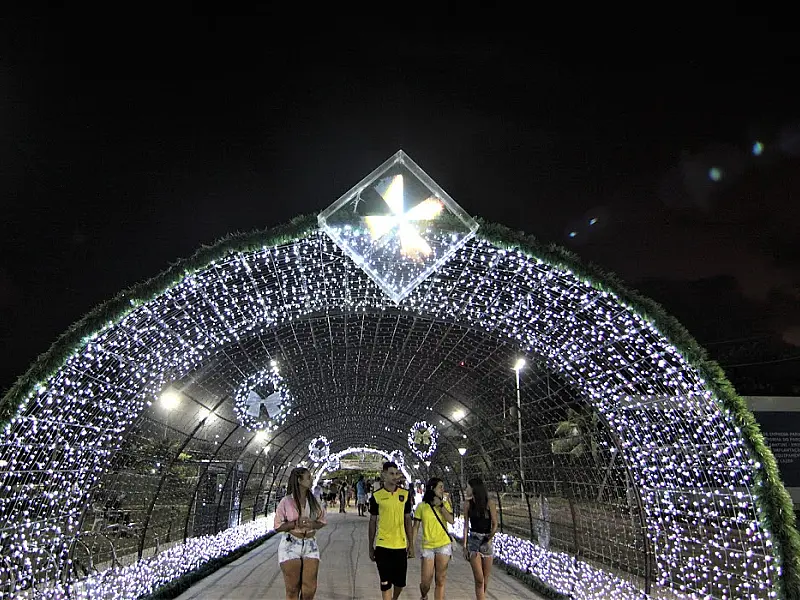Túnel de luzes com 30 metros é atração de Natal no Novo Quebra-Mar em Santos