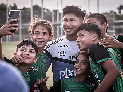 Ovacionado na Bolívia, Miguelito se emociona ao retornar para casa vestindo a camisa do Santos FC