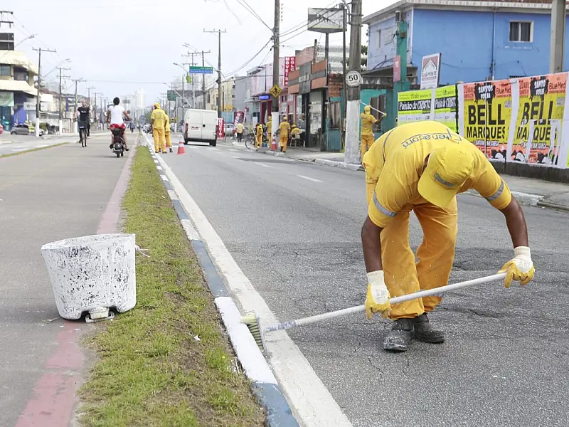 Guarujá atende vários bairros com serviços de conservação e limpeza