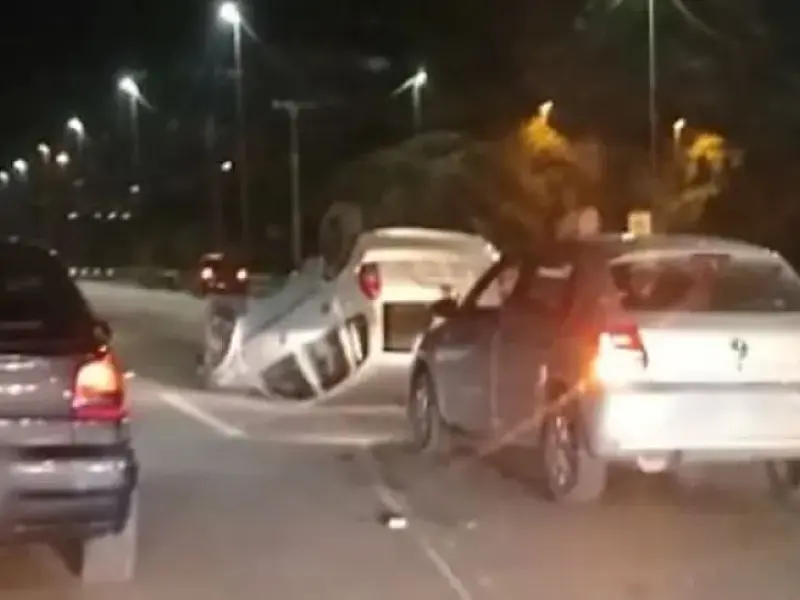 Carro capota na Rodovia Cônego Domênico Rangoni e motorista sai ileso