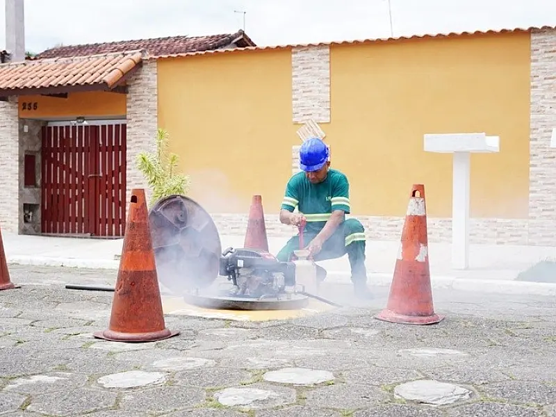 Sabesp encontra centenas de irregularidades em tubulações e imóveis inspecionados no litoral