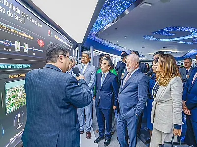 Lula visita centro de pesquisa de empresa de tecnologia em Xangai