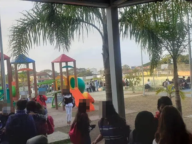 Alunos precisam assistir aulas na quadra por sujeira dentro das salas de aula em Itanhaém