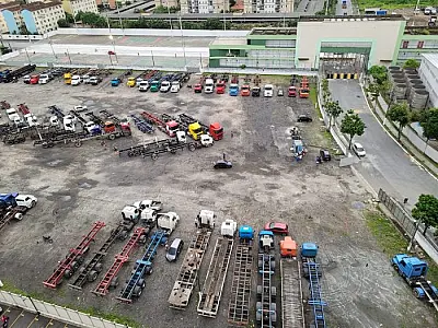 Área próxima ao sambódromo vira temporariamente estacionamento de caminhões