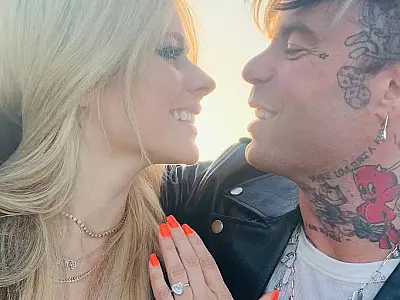 Avril Lavigne fica noiva de Mod Sun e conta sobre anel em forma de coração