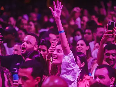 Mesmo proibidos, blocos de carnaval atraem foliões pelo Brasil
