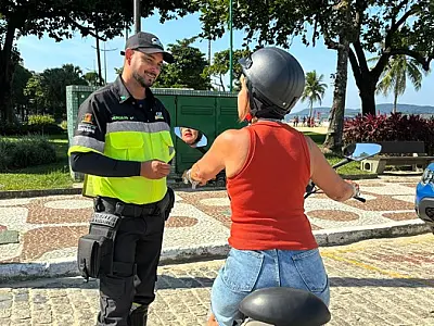 Ação educativa para a segurança do trânsito orienta pedestres e ciclistas