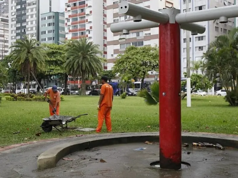 Limpeza de chuveirinhos na orla do município dobra durante o verão