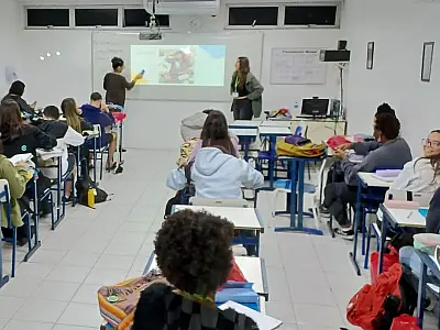 "Mudou minha visão de mundo", diz ex-aluna de cursinho popular
