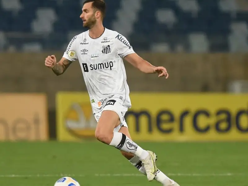 Léo Baptistão fala da atual fase do Santos e do sonho em ser campeão pelo clube