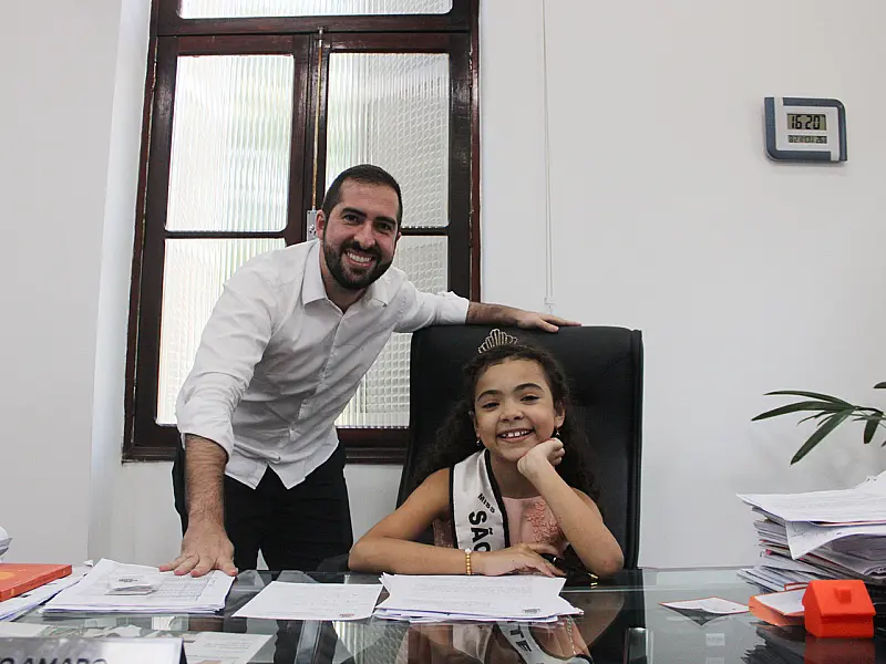 De São Vicente para o Brasil: Miss Mirim conhece prefeito Kayo Amado
