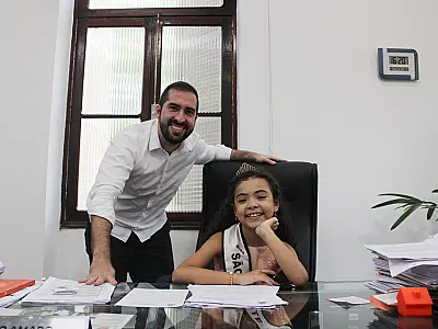 De São Vicente para o Brasil: Miss Mirim conhece prefeito Kayo Amado