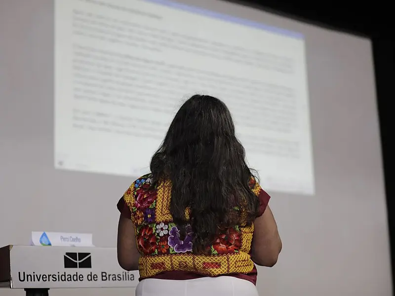 Mulheres com doutorado crescem, mas são sub-representadas na docência