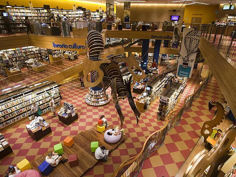 Com falência da Livraria Cultura, editoras empacotam livros e esvaziam loja