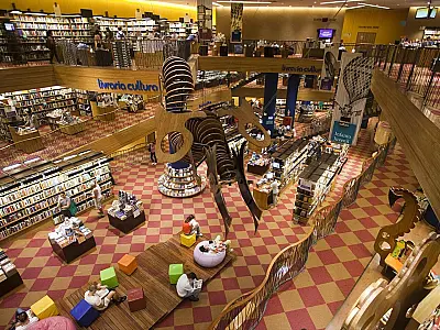Com falência da Livraria Cultura, editoras empacotam livros e esvaziam loja