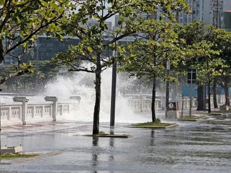Passagem de tempestade deixa Santos em alerta para risco de ressacas e alagamentos