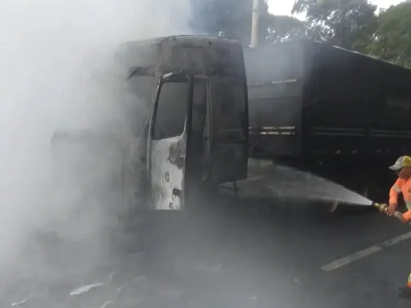 Incêndio de grandes proporções em carreta de soja gera congestionamento na altura de Cubatão