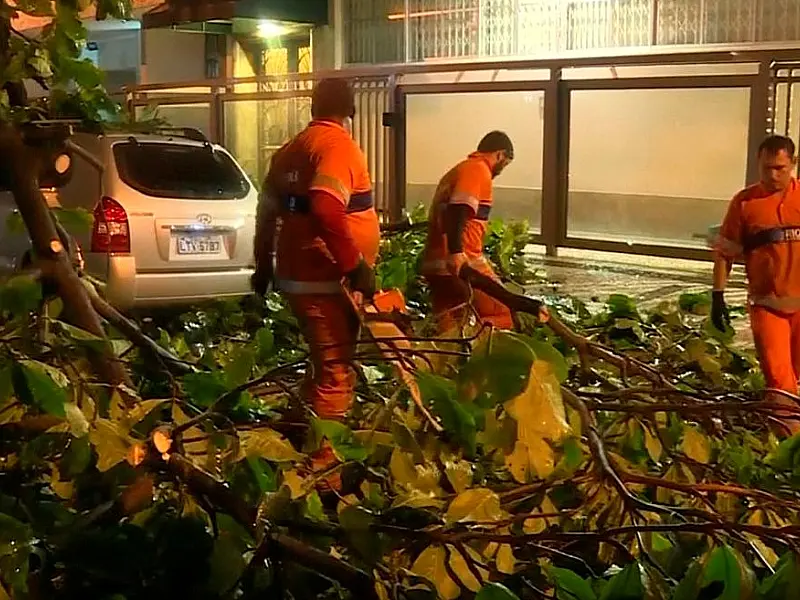 Equipes dos bombeiros procuram por nove pessoas soterradas em Angra