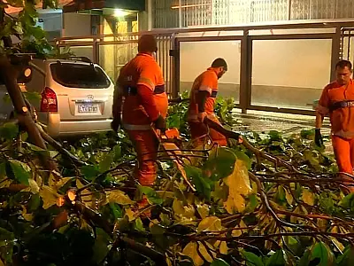 Equipes dos bombeiros procuram por nove pessoas soterradas em Angra
