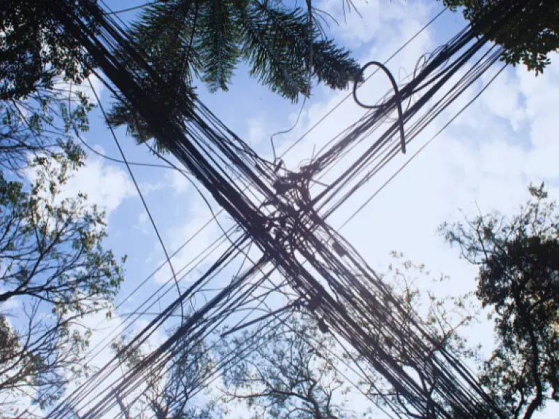 ENEL retira mais de 5 toneladas de cabos irregulares e clandestinos no 1º semestre